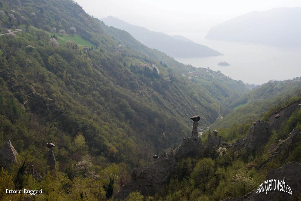 31 - Le Piramidi di Zone e il Lago d'Iseo.JPG